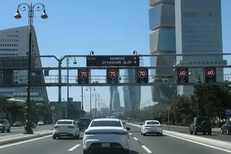 Οι Τούρκοι εργάτες εργάζονται σκληρά ακόμα και το Σάββατο στον αυτοκινητόδρομο Nagyszeben–Pitești με βινιέτα.